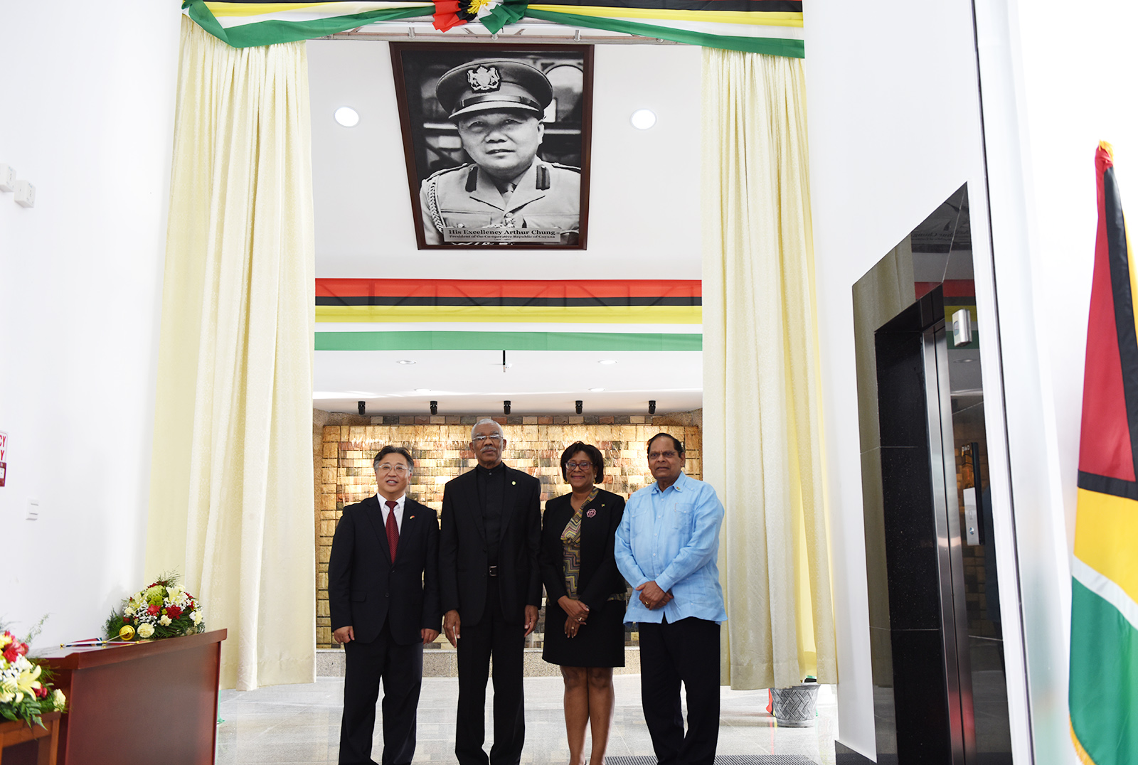 圭亚那总统、总理出席中国援圭钟亚瑟会议中心维修项目移交典礼